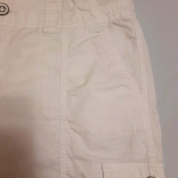 Womens cargo shorts. - Picture 3 of 9
